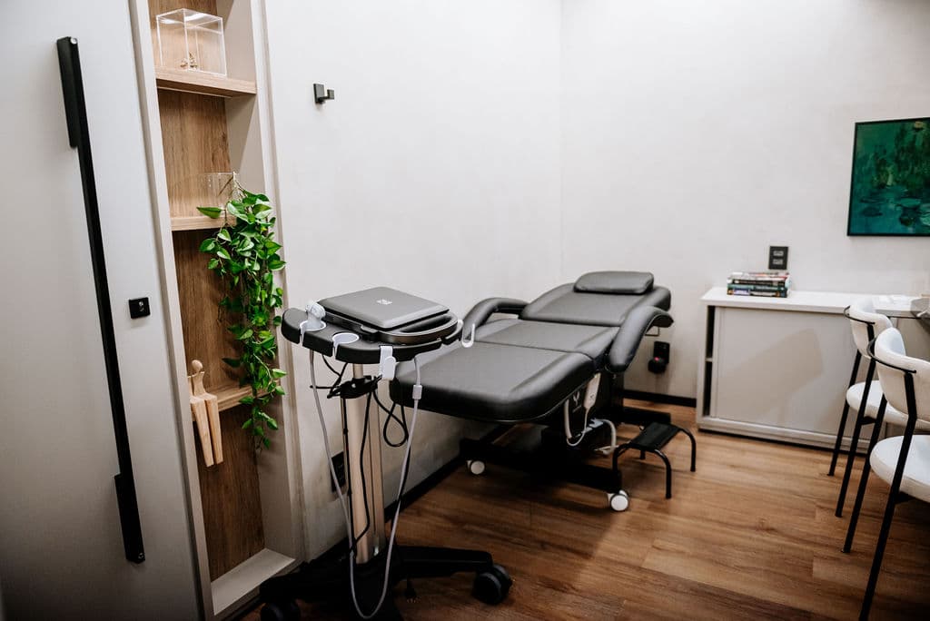 Sala de procedimentos com equipamento de radiofrequência e tecarterapia
