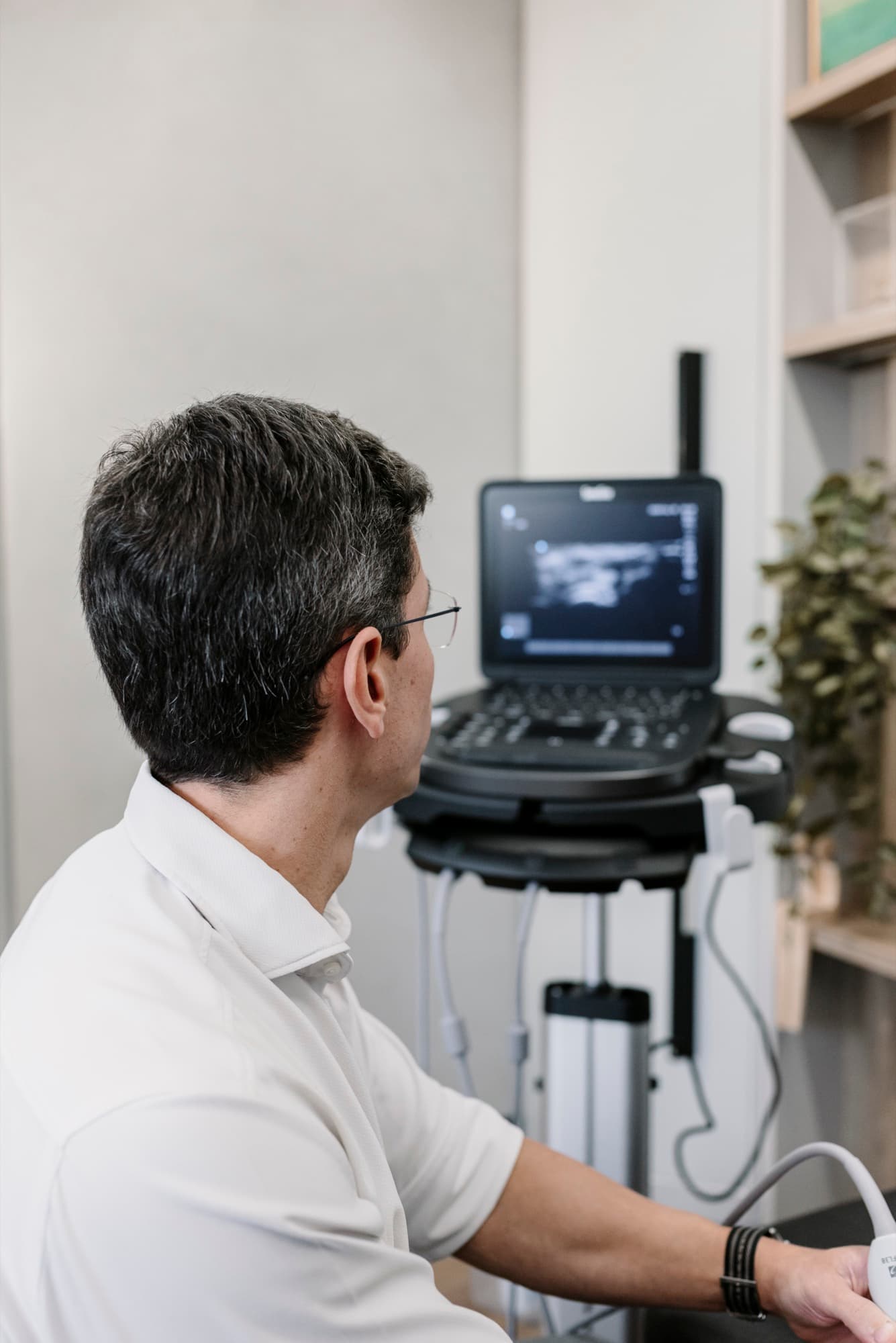 Dr. Carlos Trindade conduzindo exame ultrassonográfico guiado
